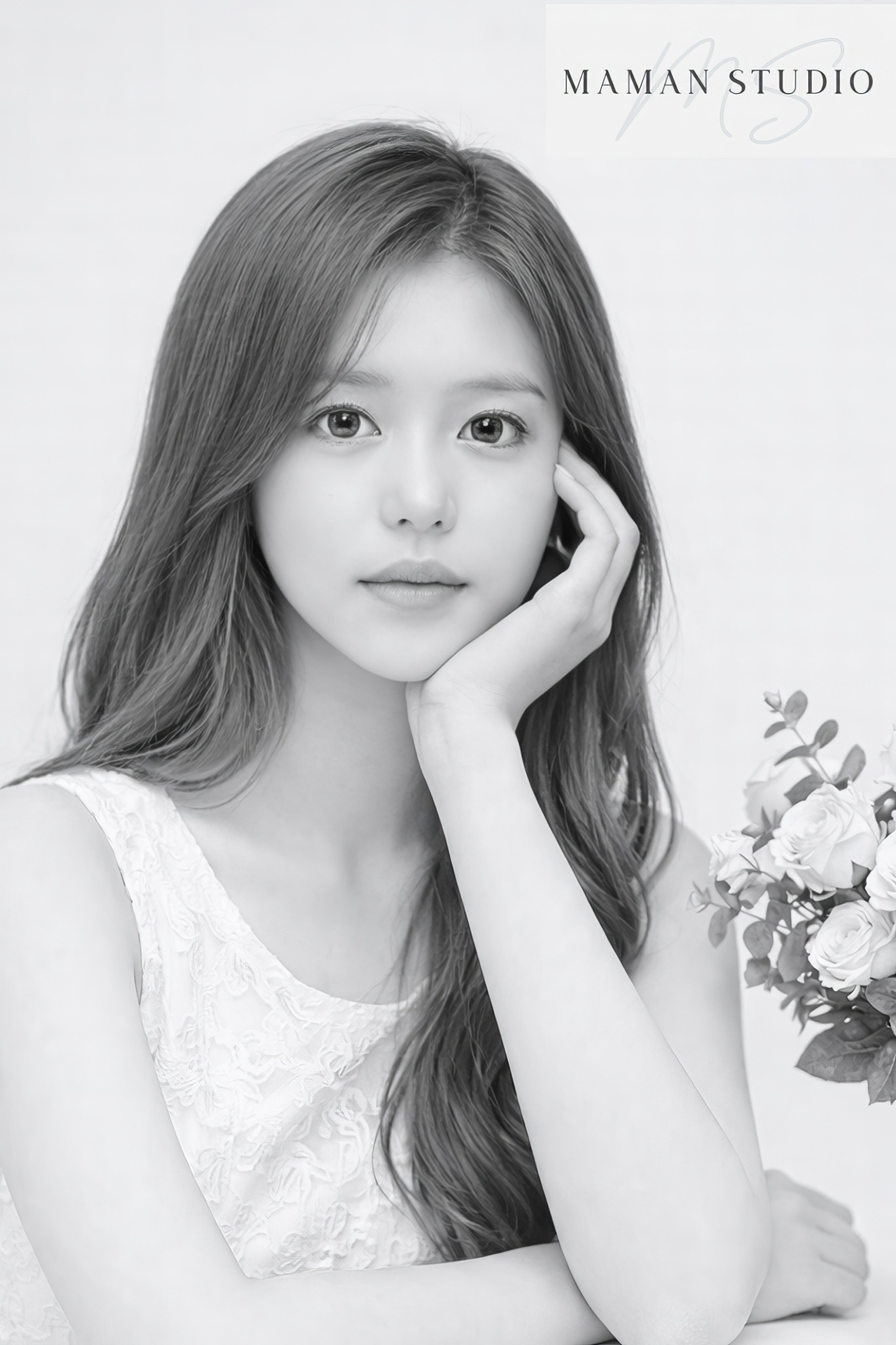 꽃다발과 촬영한 흑백 프로필사진