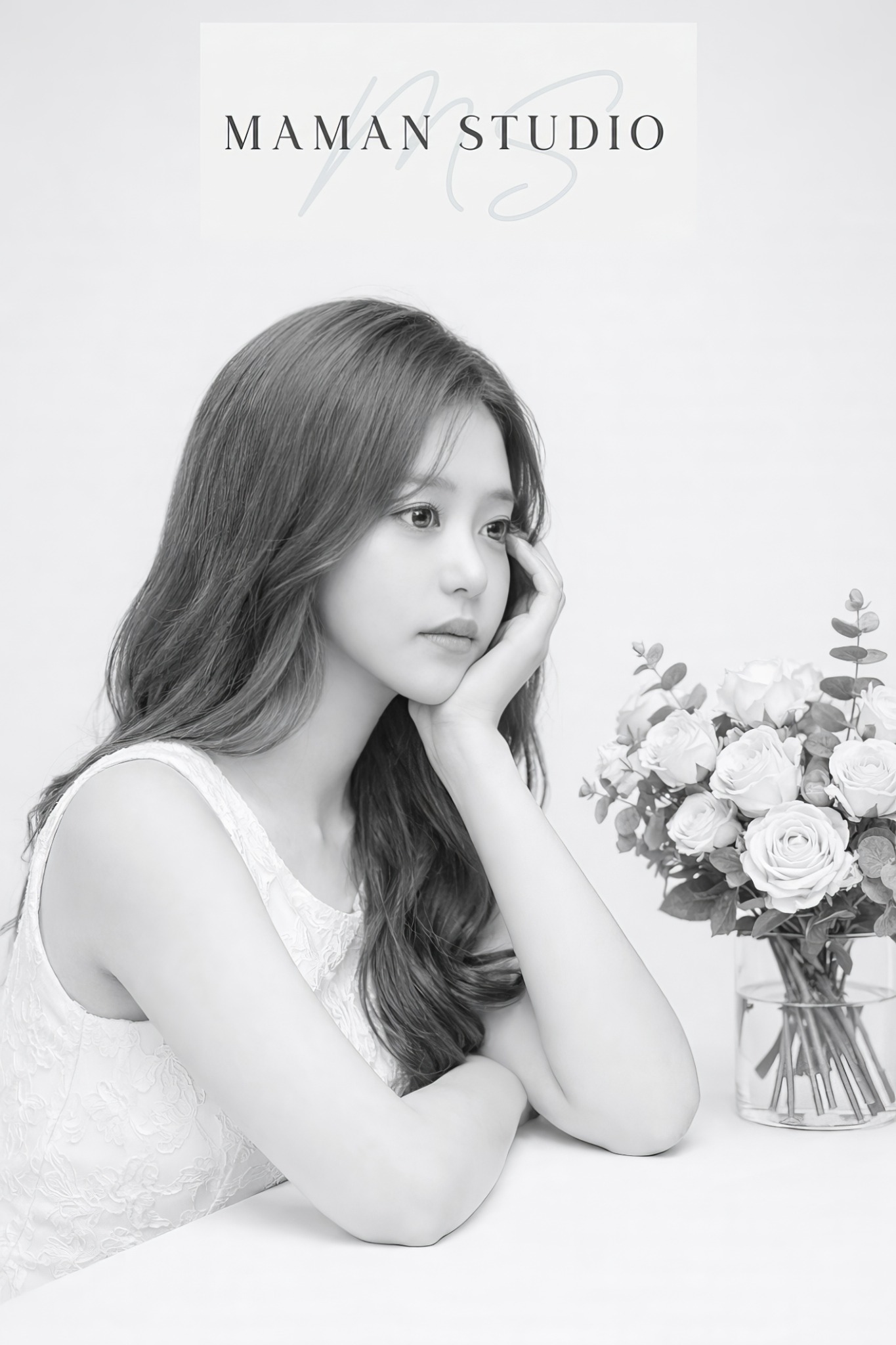 꽃 옆의 흑백 브랜딩 포트레이트